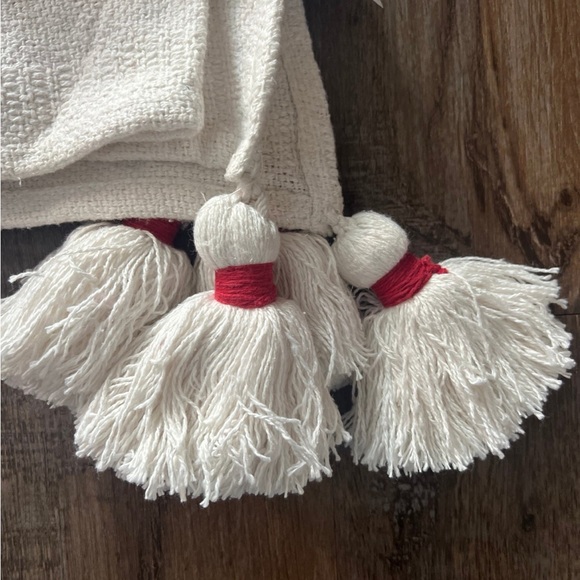 Valentines blanket raised hearts and has tassels Nicole Miller - Picture 2 of 7